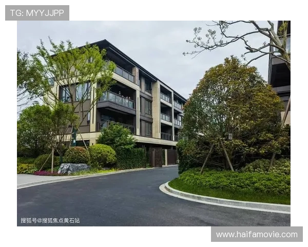 谌利军球场内严肃得像CEO，下了场秒变买家秀，这落差也太魔幻了吧